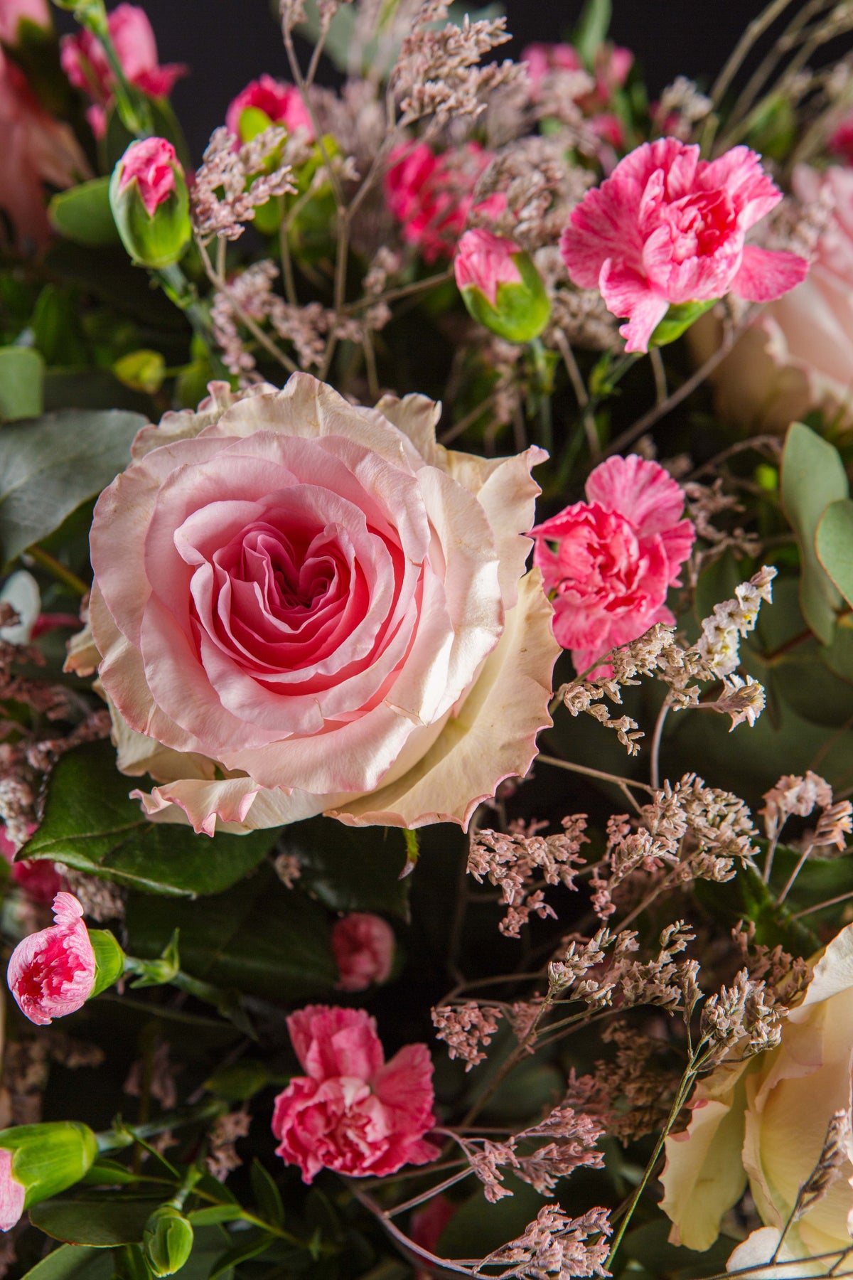 Dulce, ramo de paniculata con rosa y eucalipto, detalle de las flores | Azahar Floristas, floristería en San Martín de Valdeiglesias