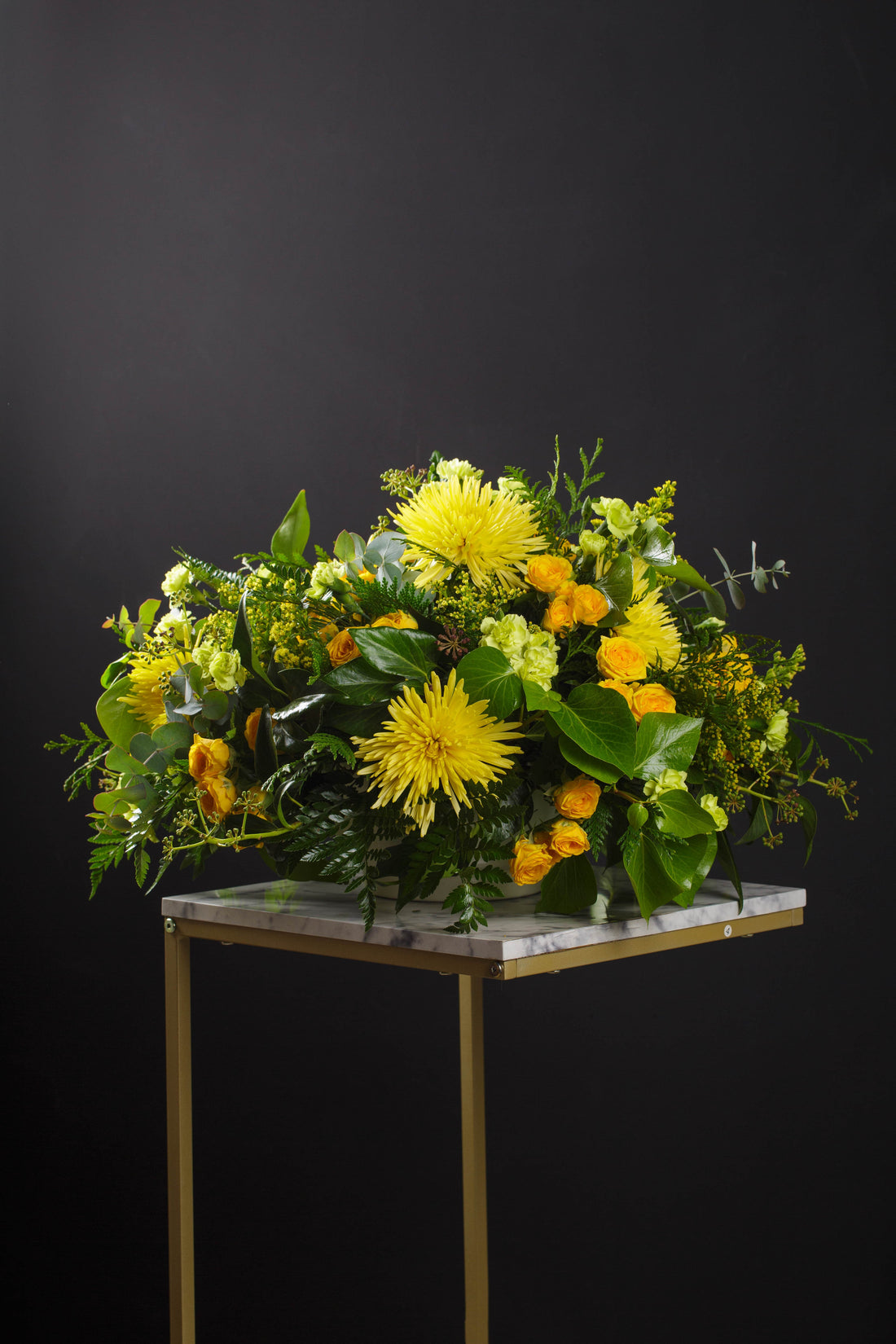 Centro funerario redondo de flores naturales para cementerio | Azahar Floristas, San Martín de Valdeiglesias