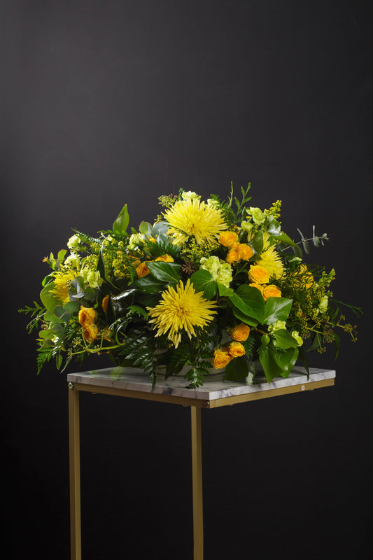 Centro funerario redondo de flores naturales para cementerio | Azahar Floristas, San Martín de Valdeiglesias